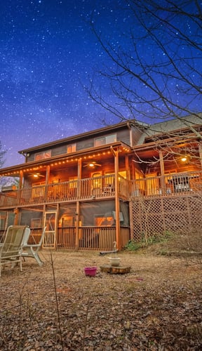 Cabin home exterior in Tennessee
